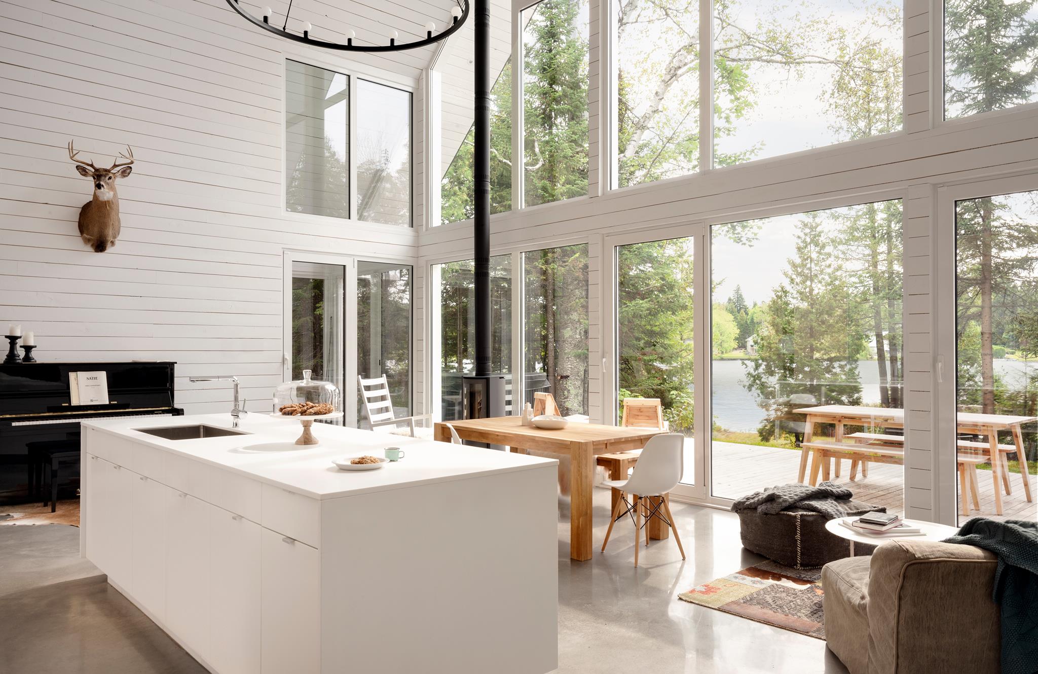 Intérieur lumineux du chalet McGowan à Bromont, fenêtres pleine hauteur